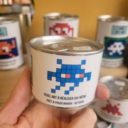 Kit mosaïque "Flying Pixman" bleu dans son emballage boite de conserve.
